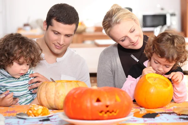Família preparando Halloween juntos — Fotografia de Stock
