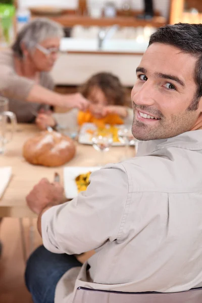 Familia comiendo en la cocina — Foto de Stock