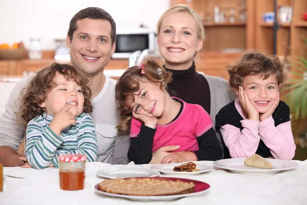 Schönes Familienfrühstück — Stockfoto