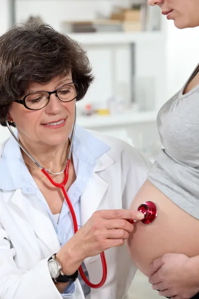 Mujer embarazada visitando a su médico —  Fotos de Stock