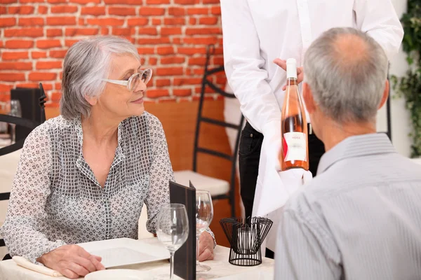 Äldre par i en restaurang — Stockfoto