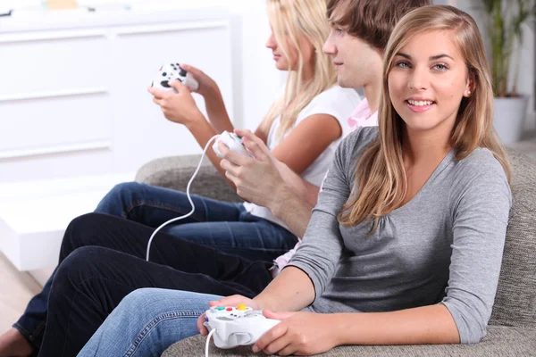 Adolescentes jogando jogos de computador — Fotografia de Stock