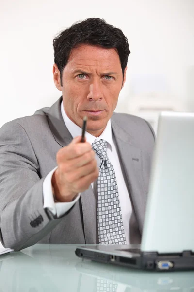 Manliga executive på laptop — Stockfoto