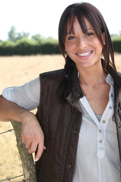 Gülümseyen kadın çiftçi portresi — Stok fotoğraf