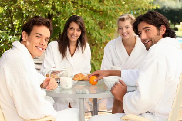 Vrienden die samen ontbijten buiten — Stockfoto