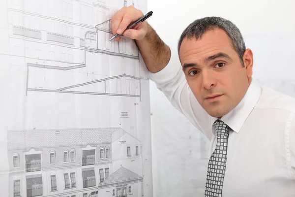 Un architetto che disegna un piano — Foto Stock