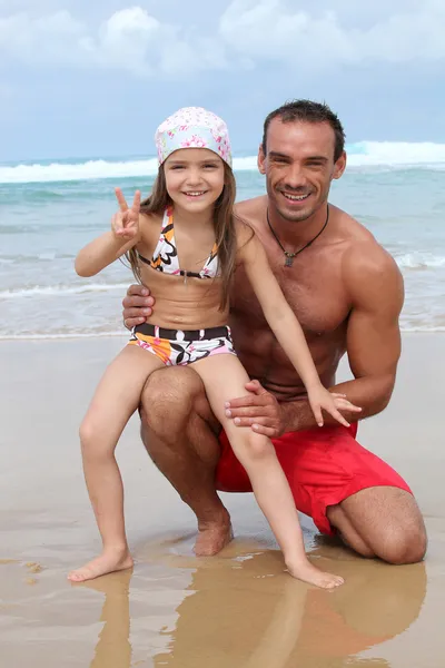 Padre e hija a la orilla del mar —  Fotos de Stock