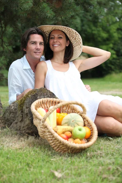 Pareja teniendo un picnic — Foto de Stock