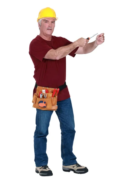 Hombre canoso sosteniendo destornillador — Foto de Stock