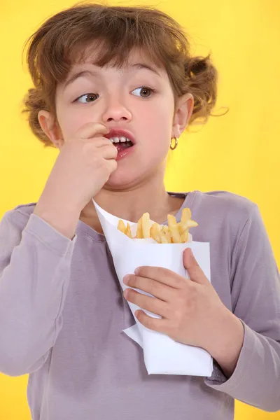 吃一包薯条的女孩 — 图库照片