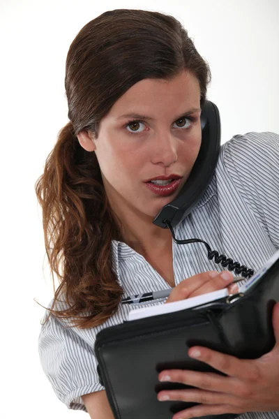 Молода бізнес-леді по телефону з порядку денним — стокове фото