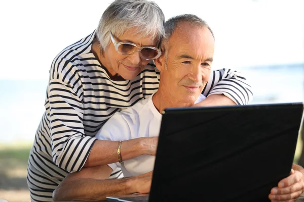 Par seniorer utomhus — Stockfoto