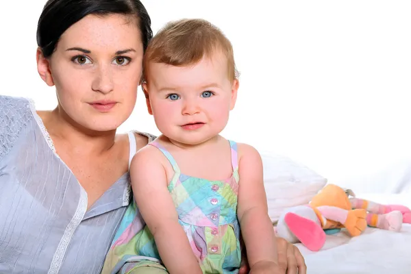 女の子と赤ちゃん — ストック写真