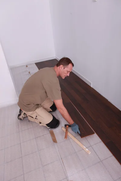 Hombre colocación de paneles de suelo laminado — Foto de Stock