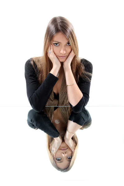 Mulher pensativa sentada pela superfície reflexiva — Fotografia de Stock