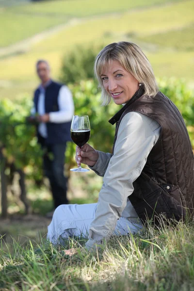 Bir bardak şarap ile bir kadın portresi — Stok fotoğraf