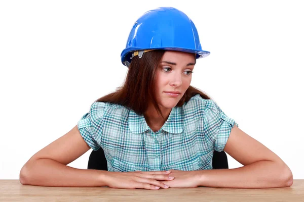 Handwerkerin sieht sehr traurig aus — Stockfoto