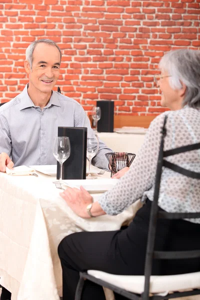Старая пара в ресторане — стоковое фото