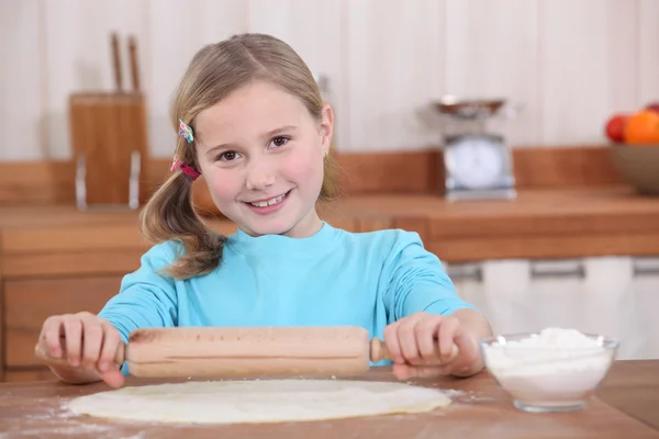 Menina preparando torta — Fotografia de Stock