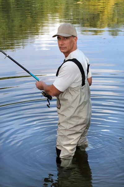 Hombre pescando en el lago — Foto de Stock