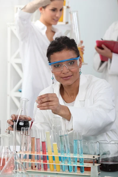 Жінка в науці в лабораторії — стокове фото