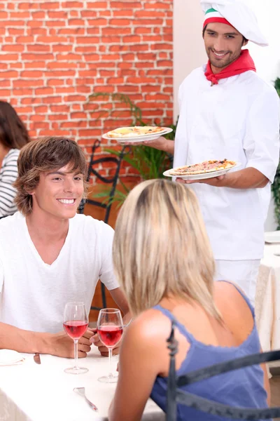 Casal jovem comendo fora em uma pizzaria — Fotografia de Stock