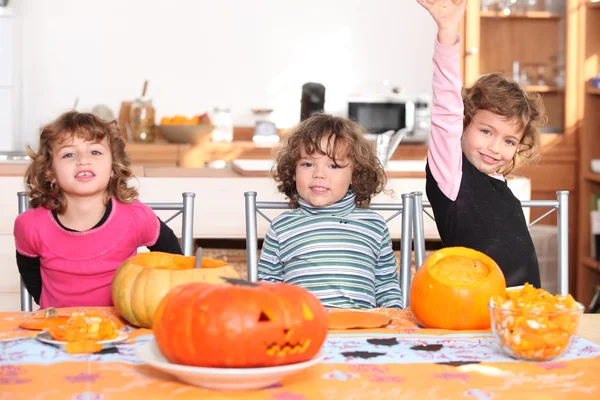 Děti připravují dýně na halloween — Stock fotografie