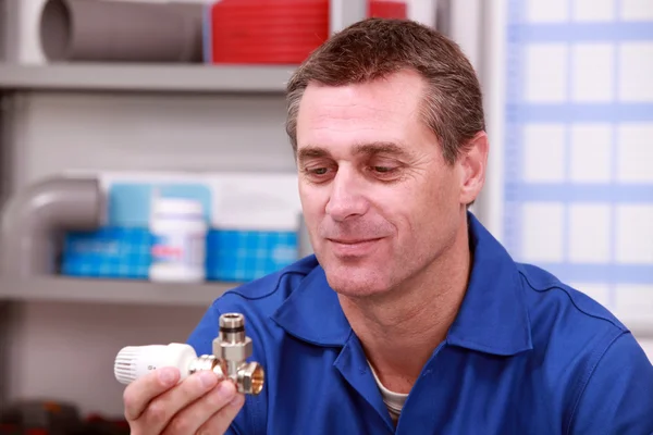 Klempner mit einem thermostatischen Heizkörperventil — Stockfoto