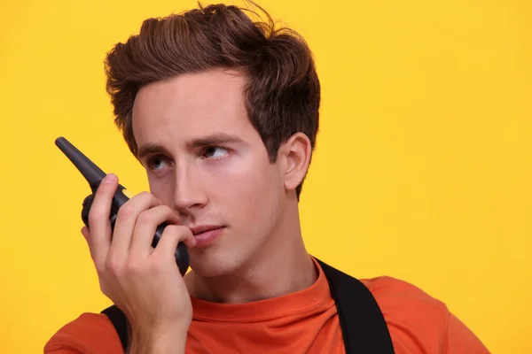 Manliga arbetstagare hjälp en talkie walkie — Stockfoto
