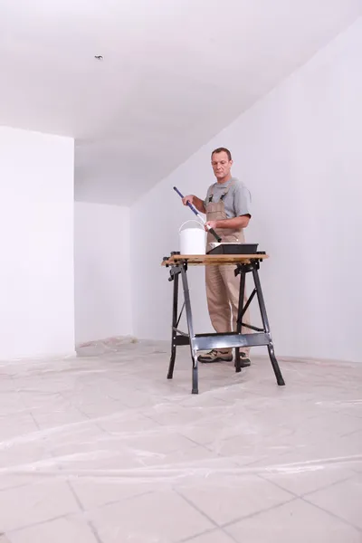 Декоратор малює кімнату білою — стокове фото