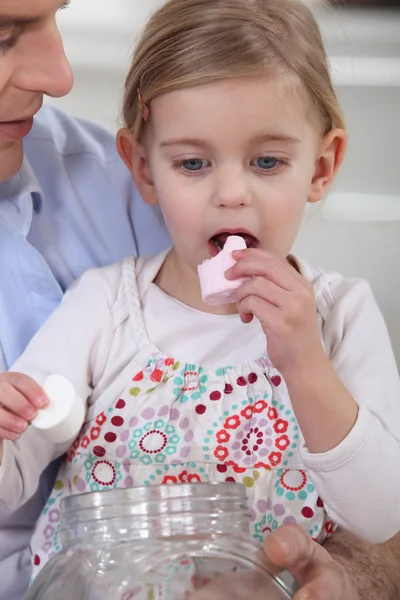 Étkezési marshmallows vele apa kislány — Stock Fotó