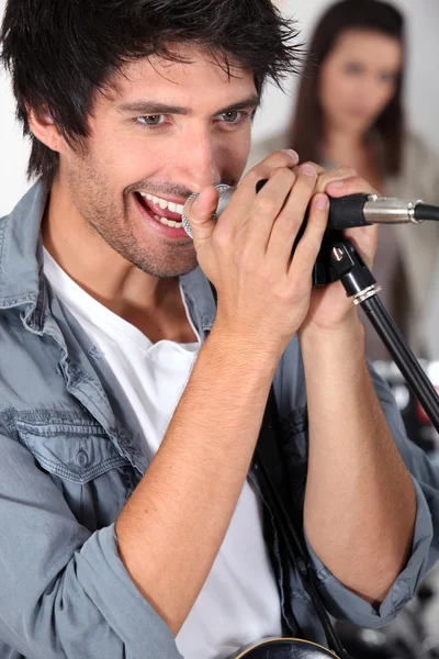 Close-up tiro de cantor segurando microfone — Fotografia de Stock