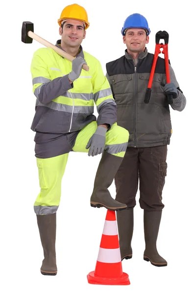Dva silniční pracovníci vystupují — Stock fotografie