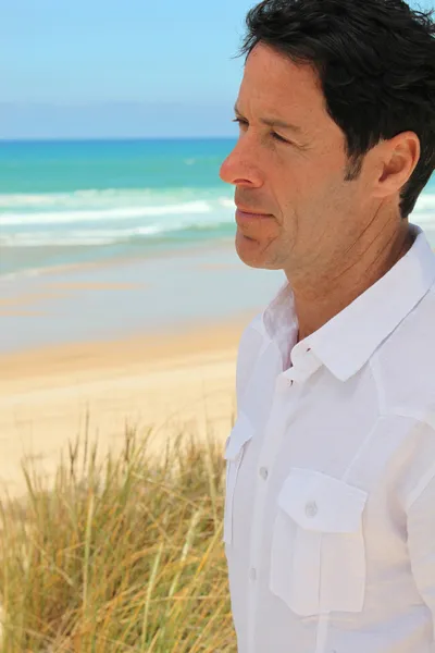 Mężczyzna patrząc na morze. — Zdjęcie stockowe