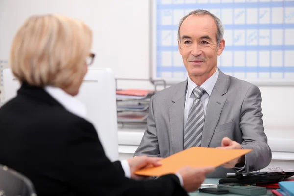 Businessman seeing a client — Stock Photo, Image