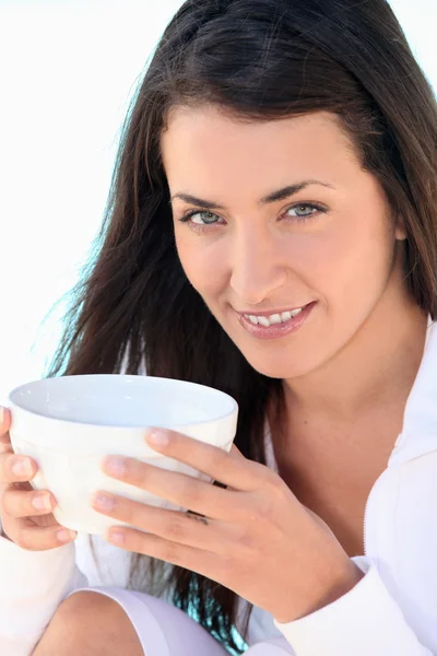 Mujer sosteniendo bowl — Foto de Stock