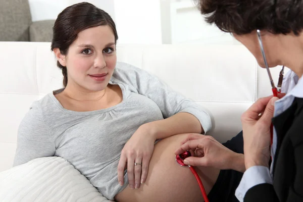 Mujer embarazada en cita médica —  Fotos de Stock