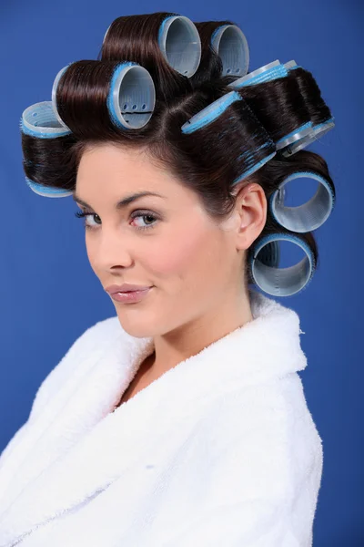 Mulher de roupão de banho e rolos no cabelo — Fotografia de Stock