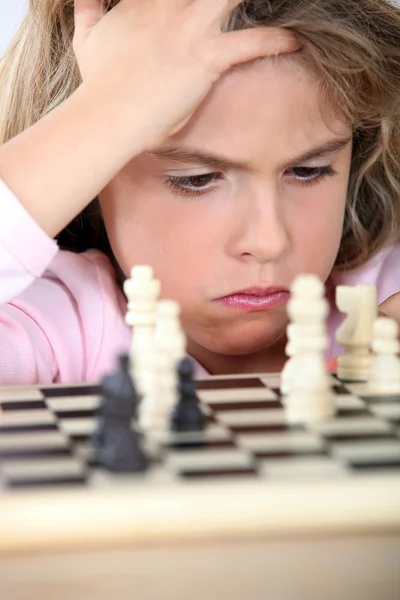 Ung flicka spela schack — Stockfoto