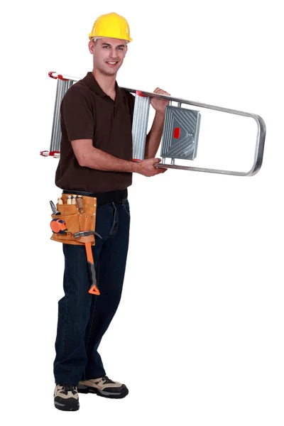 Een klusjesman uitvoering van een ladder. — Stockfoto