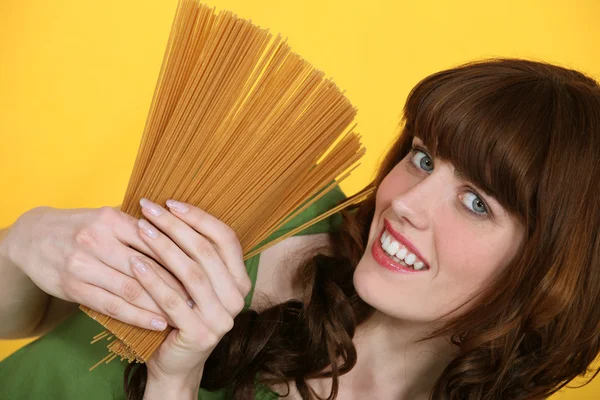 En kvinna om att koka pasta. — Stockfoto