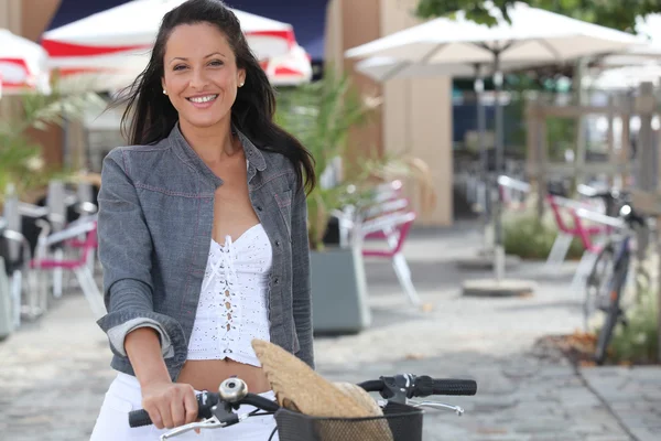 Vrouw op fiets voor café — Stockfoto