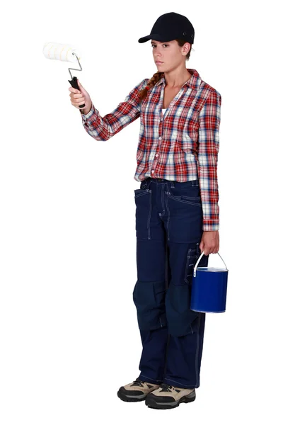 Zły tradeswoman trzyma wałek malarski — Zdjęcie stockowe