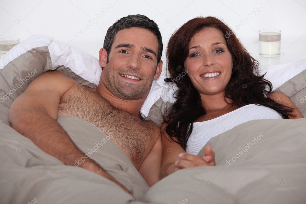 Муж трахает жену на кровати в субботу
