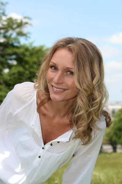 Femme détendue souriant dans le parc un jour d'été — Photo