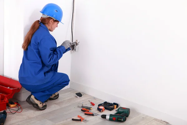 Young woman wiring a plug socket — Stock Photo, Image