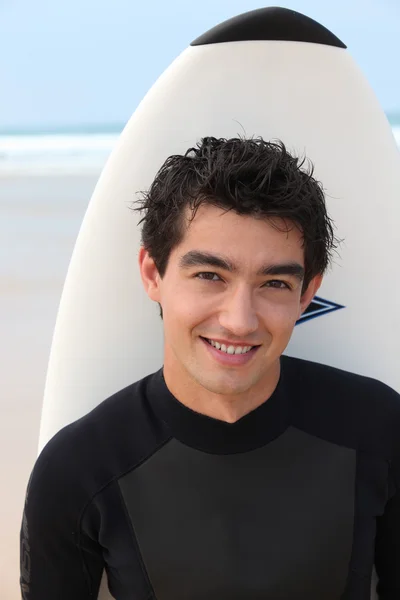 Mladý samec surfař s jeho desky — Stock fotografie
