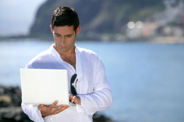 Homme avec ordinateur portable debout à l'extérieur — Photo