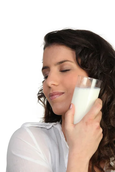 Жінка тримає стакан молока — стокове фото