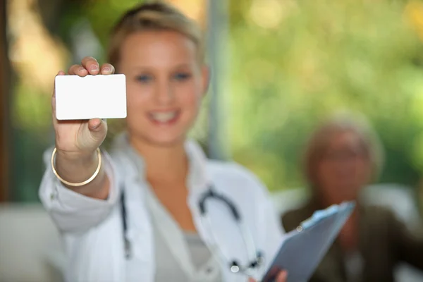 Médico mostrando cartão de visita — Fotografia de Stock